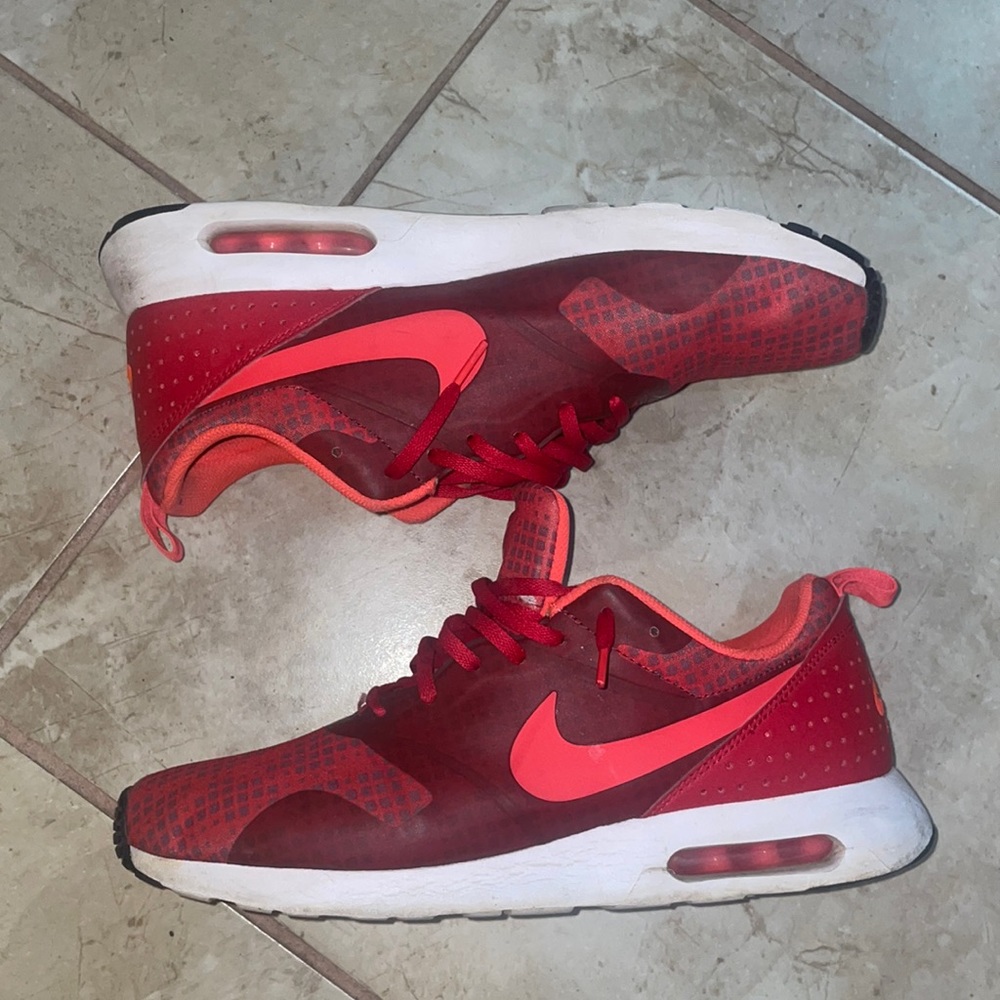 Red air max Tavas moderately worn. In good condition